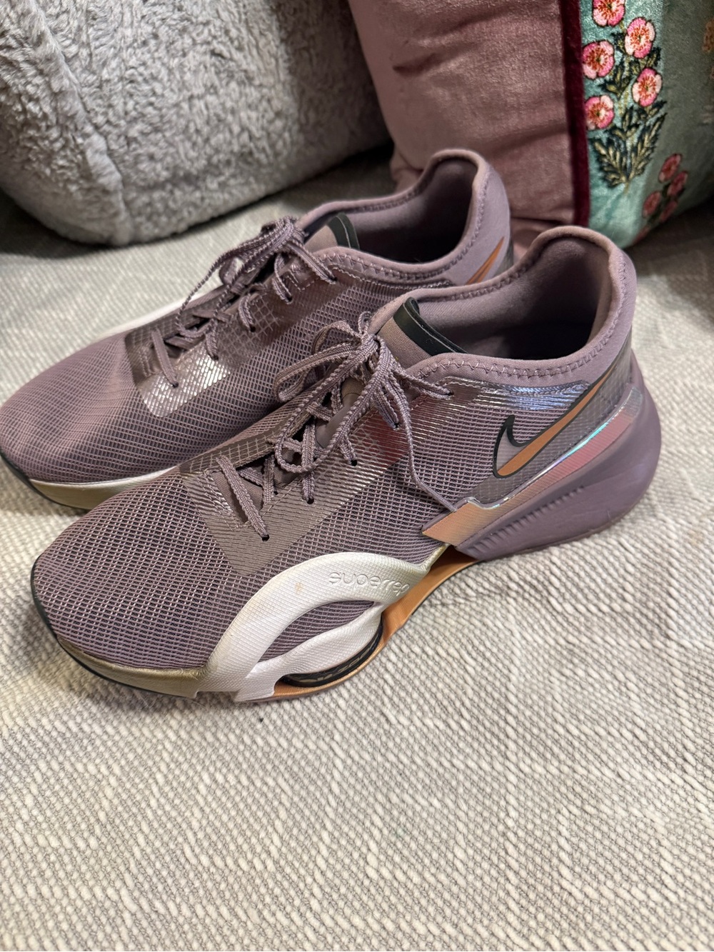 Nike Women’s Trainer Sneakers Superreo Air Zoom in Mauve with Gold Accent